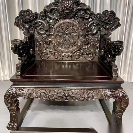 紫檀为什么那么贵？紫檀是一种木材，主要产自印度，长的极慢，几百年才能成材，其质地