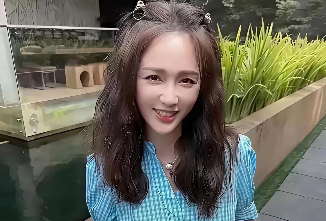 48岁陈乔恩不惧白发，这份洒脱自信真的太耀眼！