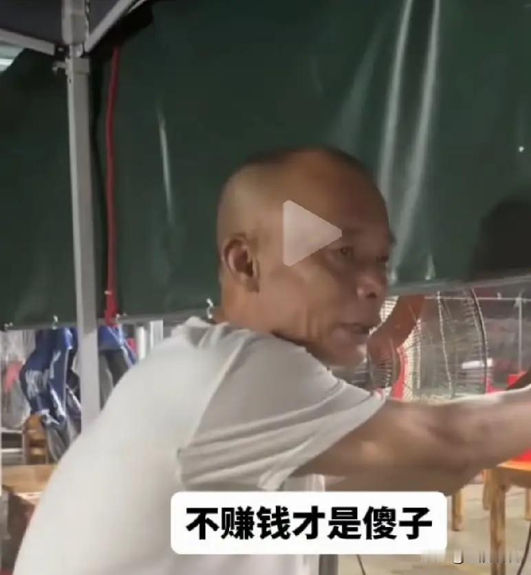 莫氏鸡煲老板前后反差引网友热议，早前坦言食材是冻鸡、劝食客换别家，只想小门店清闲