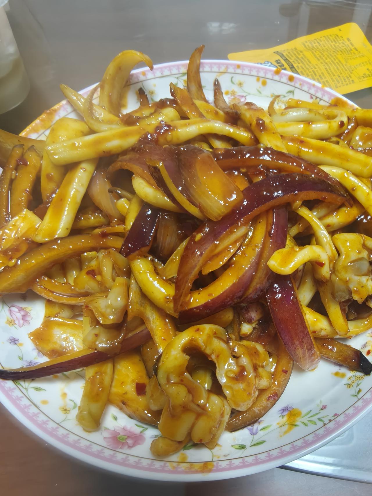 侄女今天去相亲，到了饭店刚坐下，那小伙子就说：“今天这顿，能AA吗？”侄女也没客