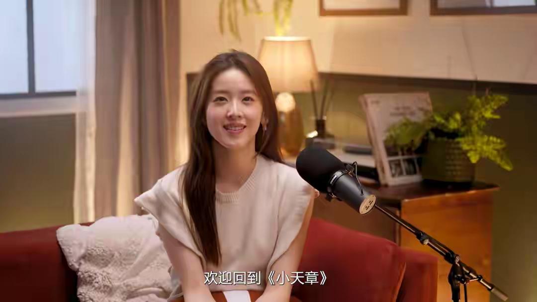 章泽天出席活动气质不输超模章泽天从“奶茶妹妹”蜕变为独立女企业家，在巴黎大秀上从