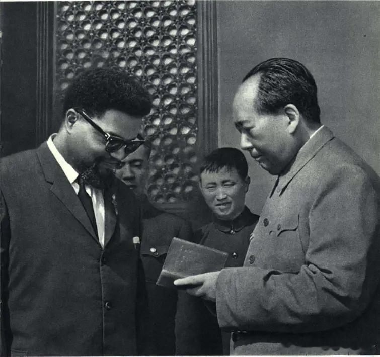 1966年国庆节，美国人黑人领袖罗伯特.威廉在天安门城楼上受到毛主席接见，他请求