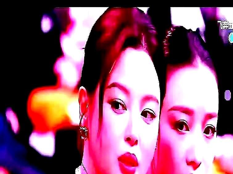 刚拿下威尼斯影后，辛芷蕾就被倪妮伸腿“绊倒”，她抬起高跟鞋就怼了回去。旁边