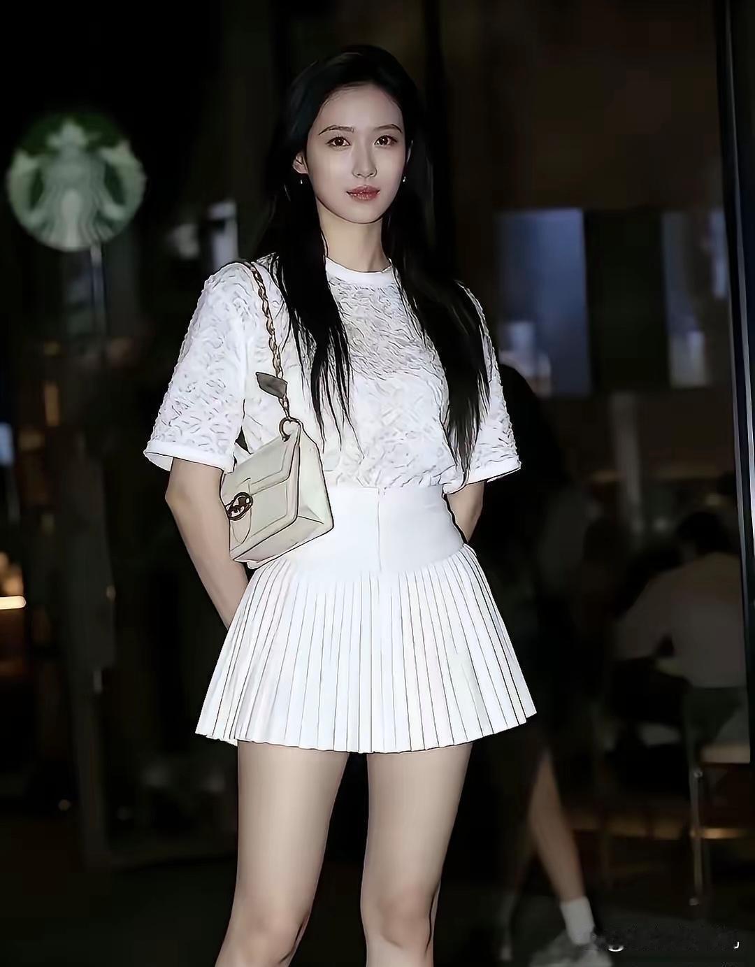 长得这么好看，从头发丝到脚尖都没啥可挑剔的，有人知道他叫什么名字吗？