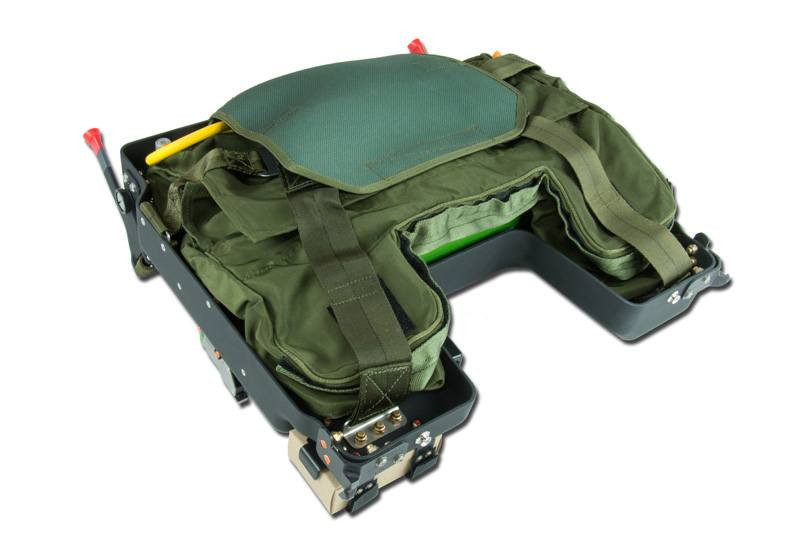 美军飞行员的求生包这个包大概就像个背包大小，但塞得满满的，重量约有18公斤，里面