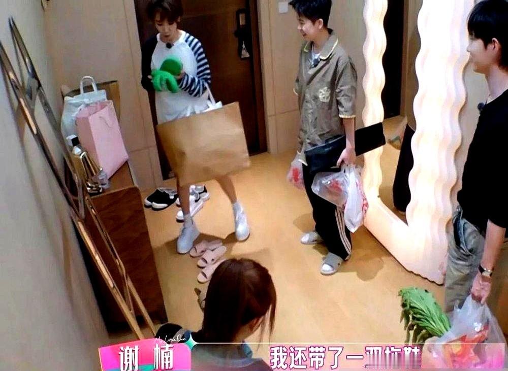 去陈妍希家做客，谢楠进门不穿客拖，直接从包里掏出自带拖鞋。黄新淳当场发问：“你这么细节？”这坑要是没