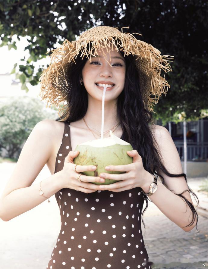 欧阳娜娜让粉丝选红毯造型欧阳娜娜麻花辫比基尼欧阳娜娜邀粉丝选红毯造型啦！无论是甜