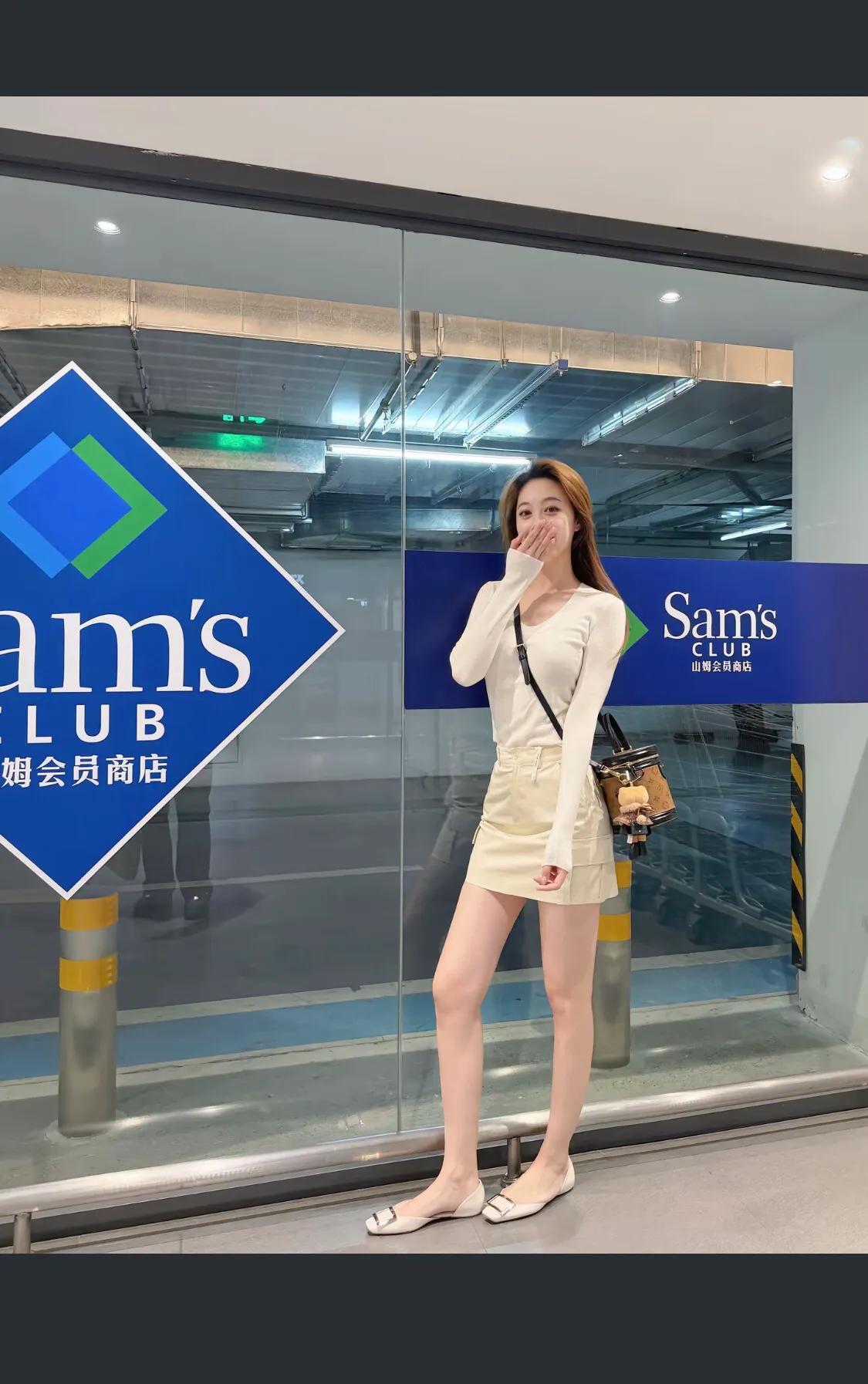 优雅出行，米色风衣搭配小包，商场的时尚一刻。