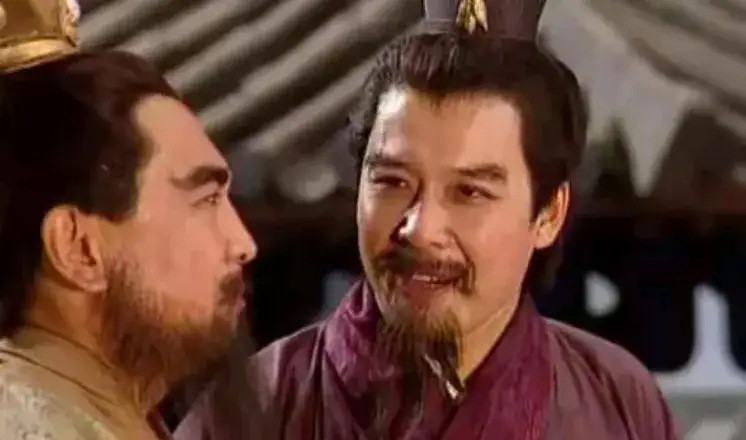 宋代老茶馆里，说书人一拍醒堂木，听客们听到刘备败走就抹眼泪，听到曹操吃瘪就拍手叫好。这可不是段子，苏