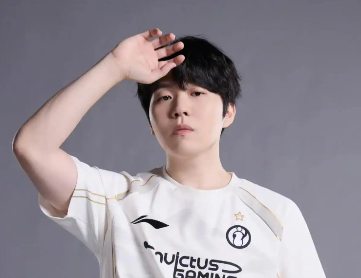 iG夺得德杯冠军之后有粉丝问吐槽：iG现在这个中单配合这么流畅rookie咋办？