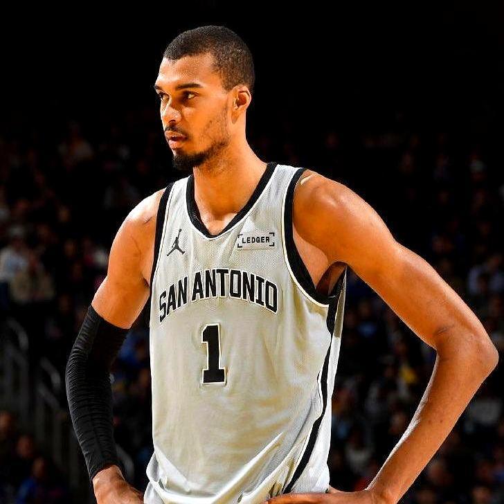 数据越华丽，文班亚马距离身体透支就越近。盯紧马刺的比赛，你能捕捉到他喘息间