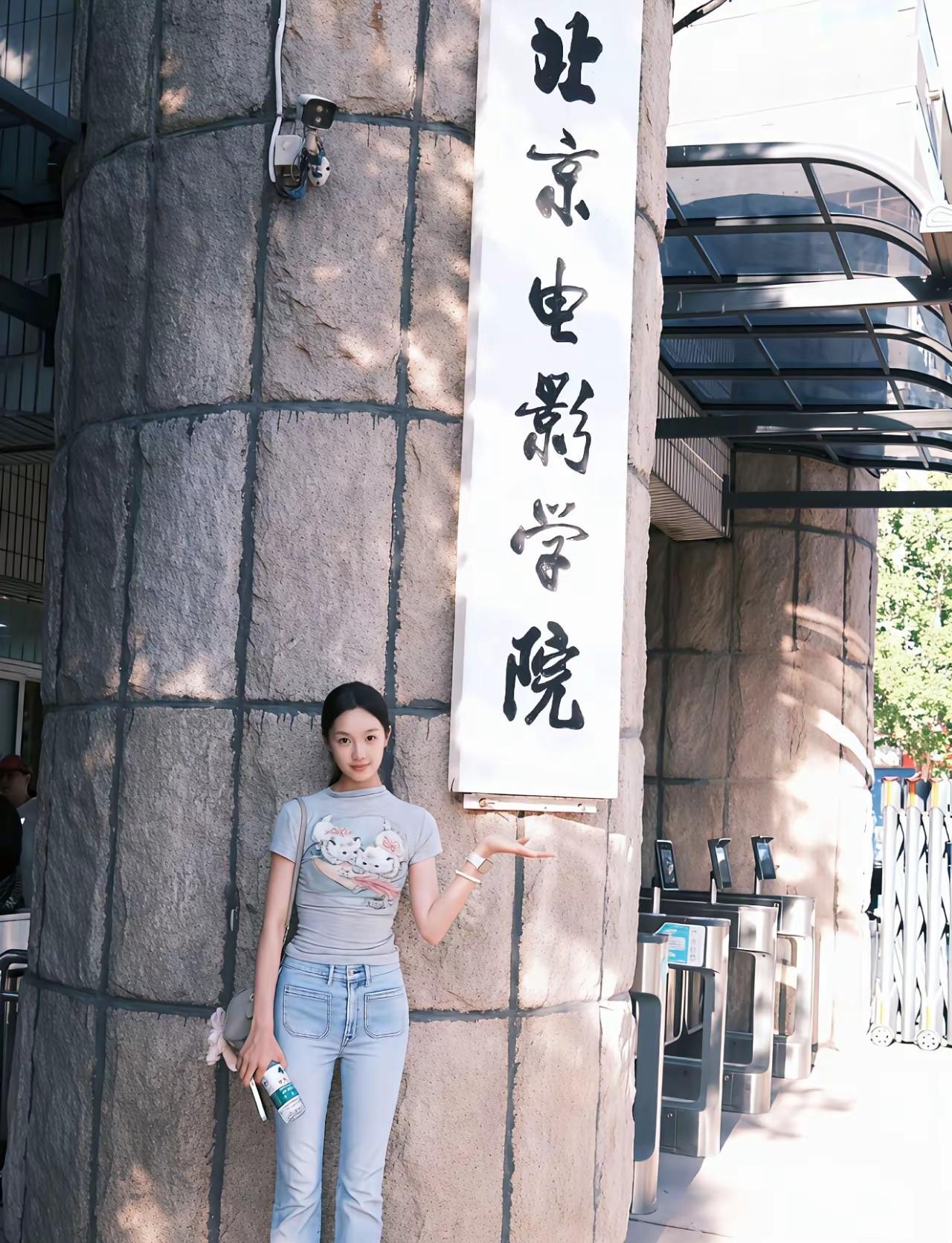 这个学校的学生真的全都是美女帅哥吗？难道普通人进去了之后没有一点点出路吗？如果你
