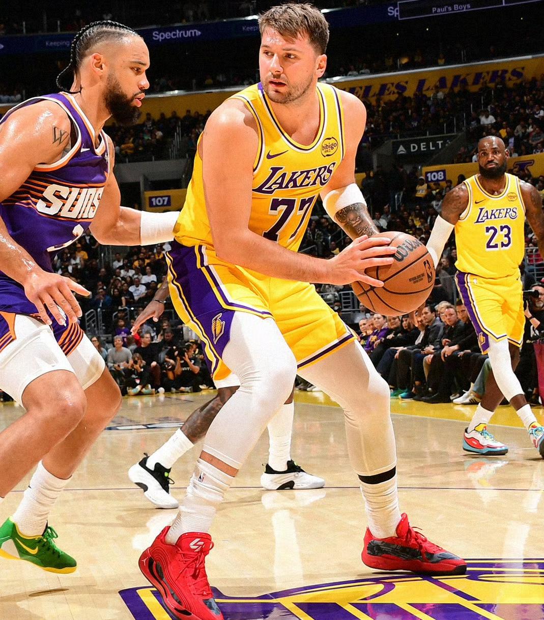 摇头晃脑+摊手庆祝，致敬老詹和库里，狄龙巅峰一战。新赛季狄龙来到太阳，从重要轮