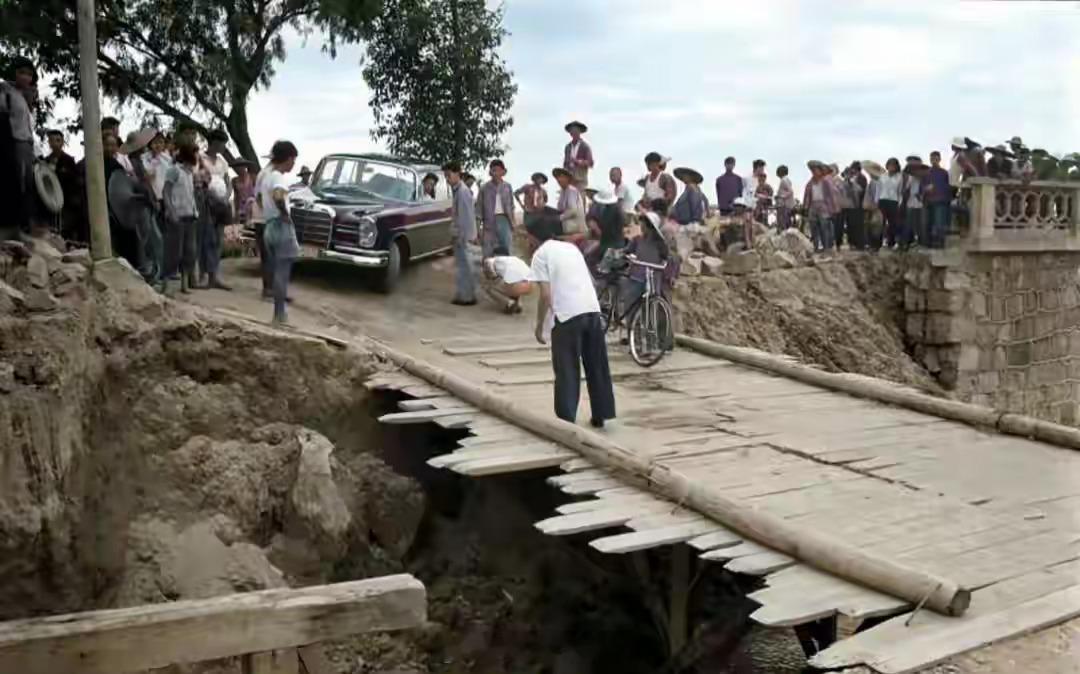 1967年，外国摄影师随机拍的中国人。有人拿大碗吃饭，有人旅游，有人坐火车，有人