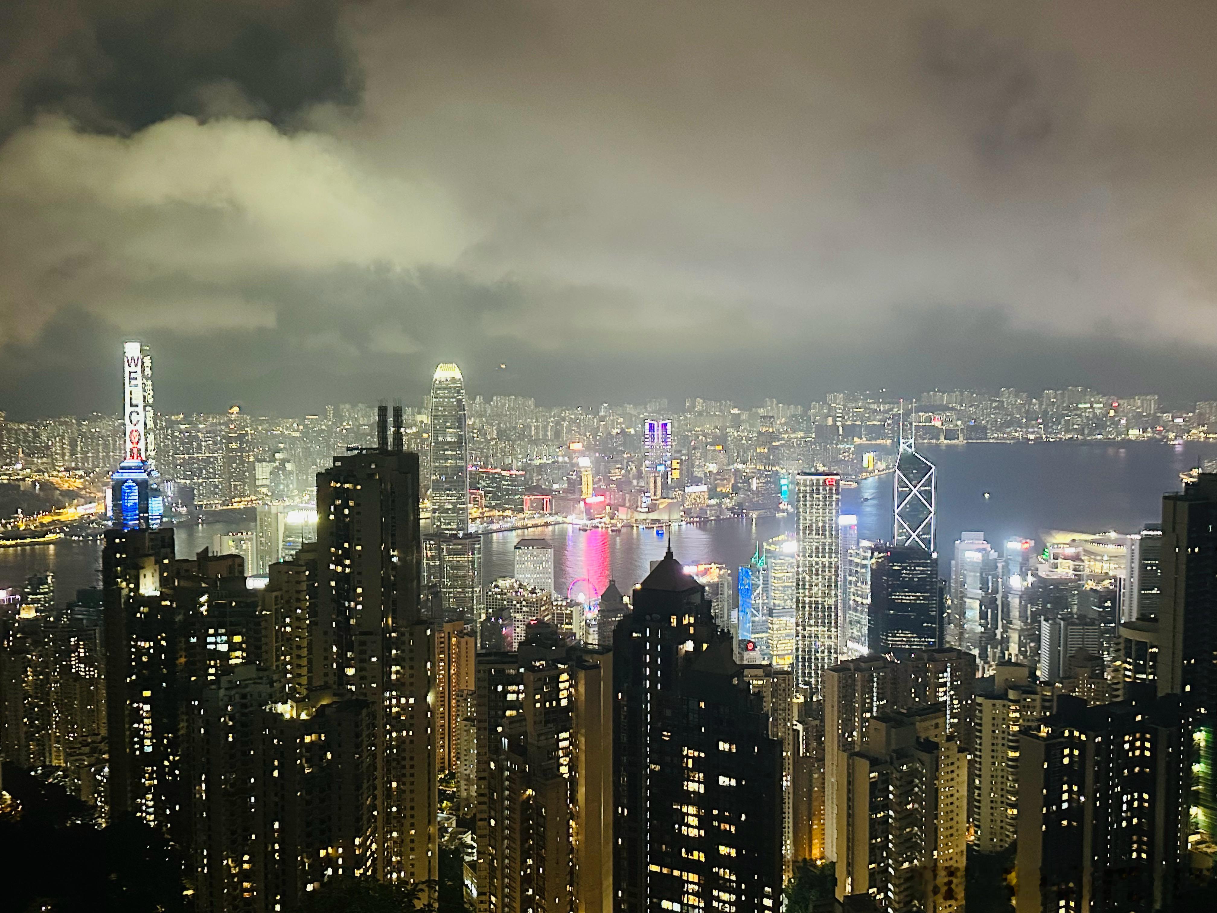 路过中环街市的时候感受到了许久不曾感受到的实体经济人来人往真实的香港香港·