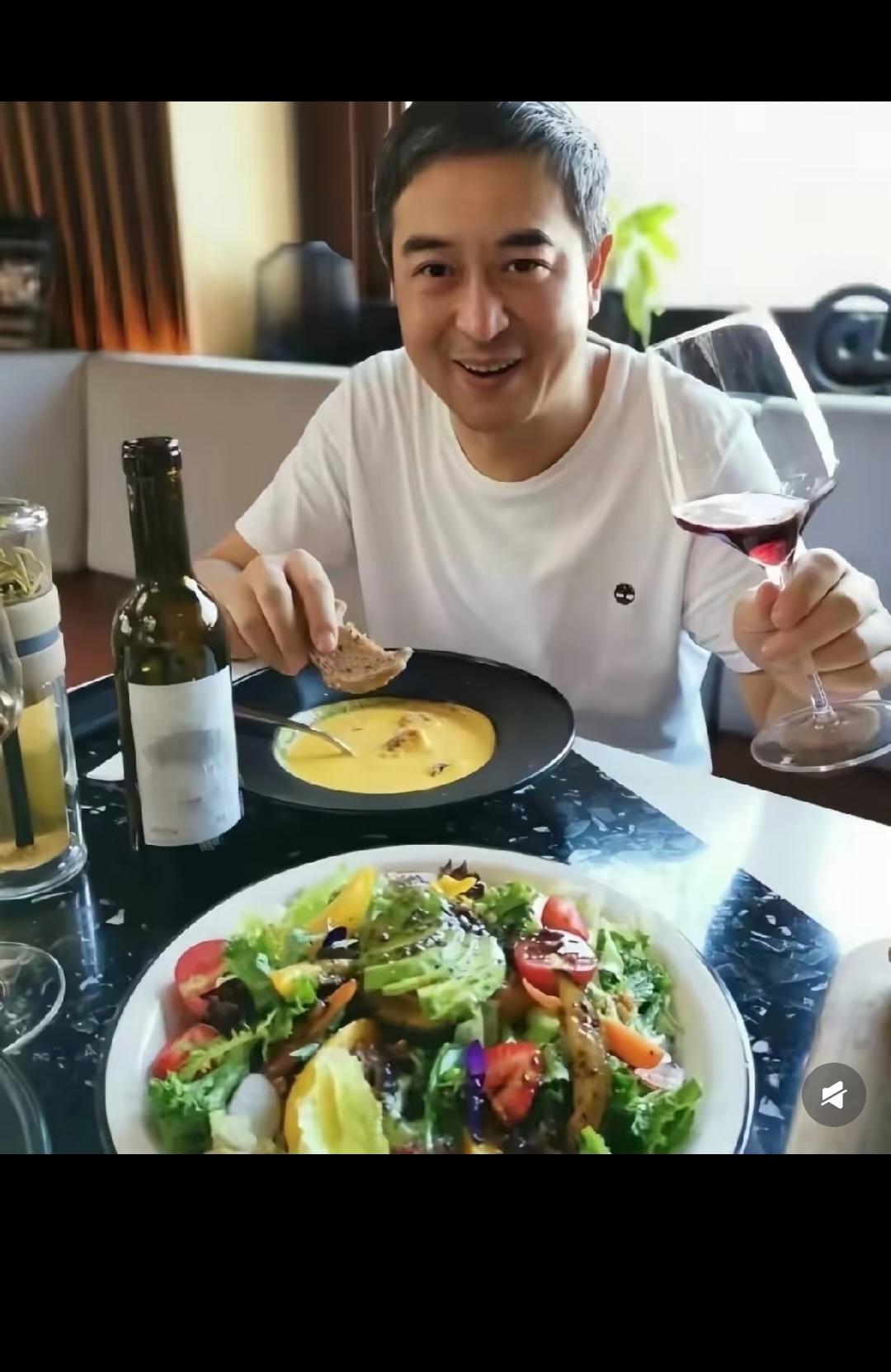 张老师这清汤寡淡的没滋味，还是吃凉皮肉夹馍喝臊子面吧[捂脸哭]看你在主角跟装台里