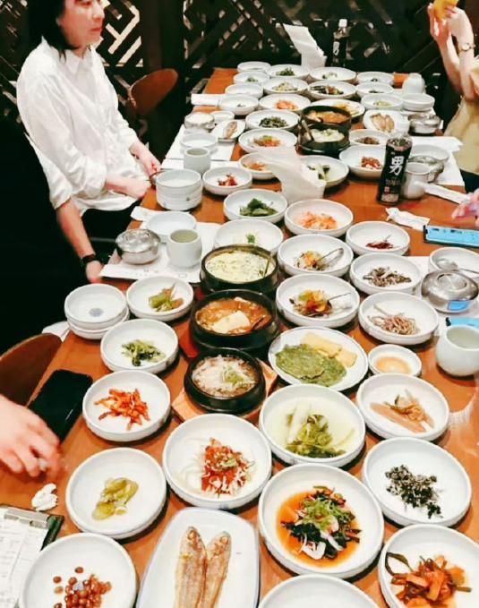 韩国吃席和南方农村大席，前者是一筷子就没了，后者是量大管饱。发达国家难道连饭