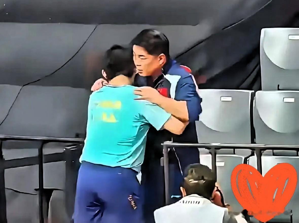 王皓：以前你打球总是退后，现在为什么不退了呢？林诗栋：不想回忆以前的事了。王皓：为什么现在不退了呢？