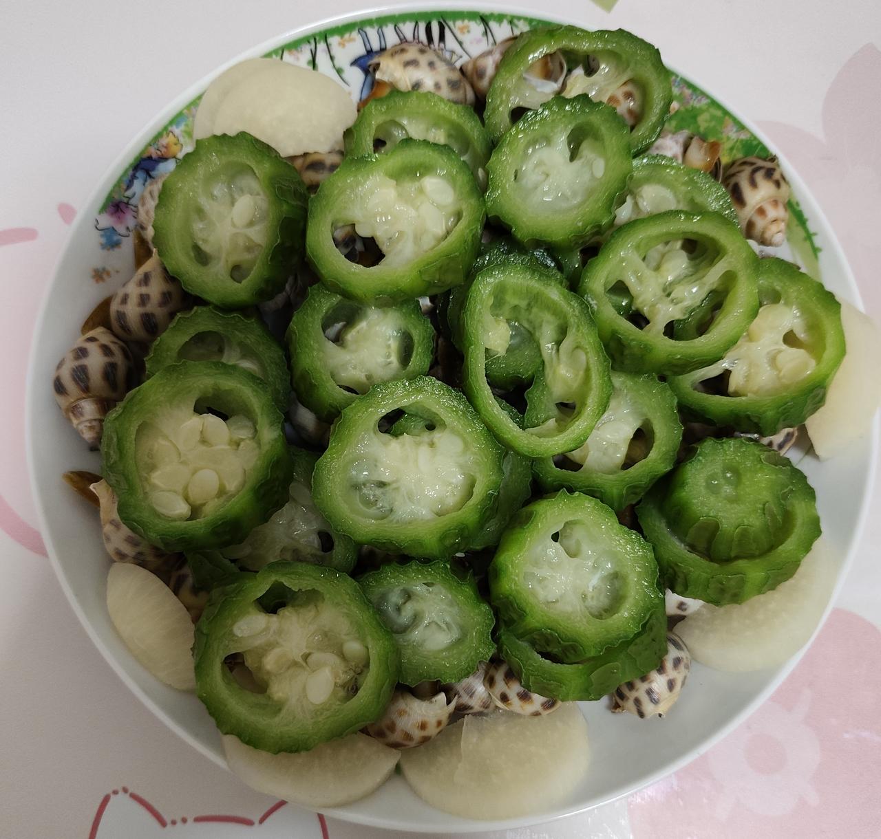 分享生活中美食图一丝瓜，图二花螺，图三沙葛，图四鳗鱼饭，图五生苞榴莲蒸熟了，图六
