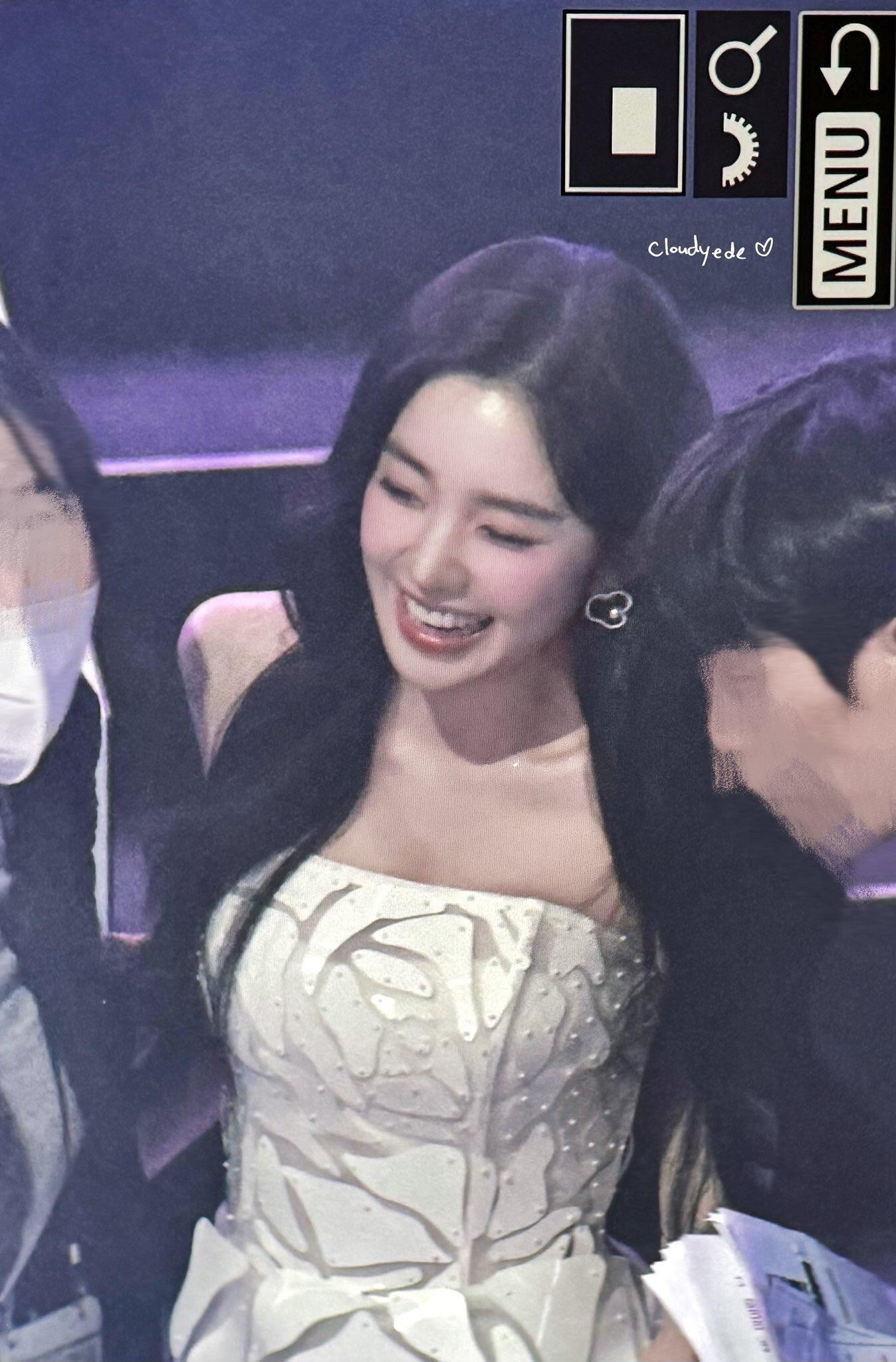 退场下楼梯摔倒大笑的裴珠泫