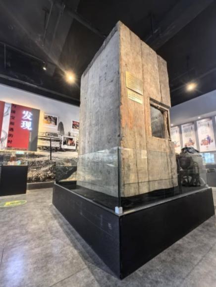 30年前，辽宁一处工地施工时，突然从地底挖出四口“巨棺”来，谁知打开后，里面竟装