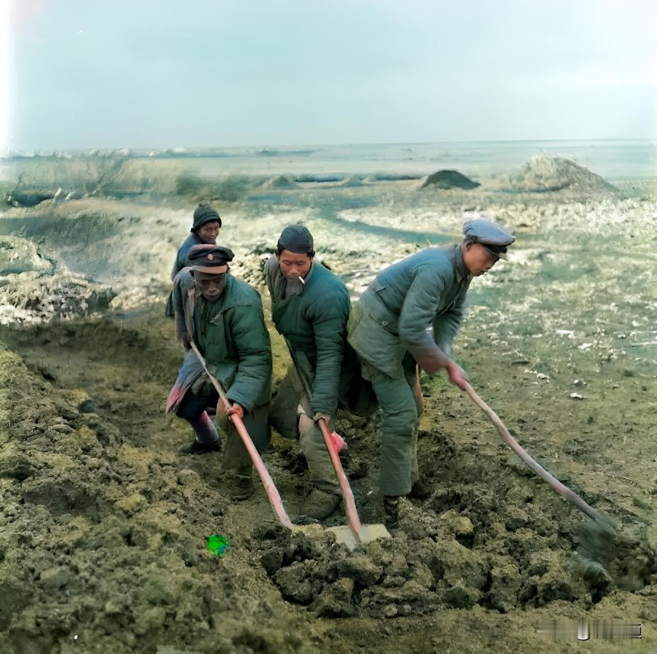 1948年，国军士兵与当地老百姓一起挖战壕。相比国军士兵，当地老百姓更加卖力。因