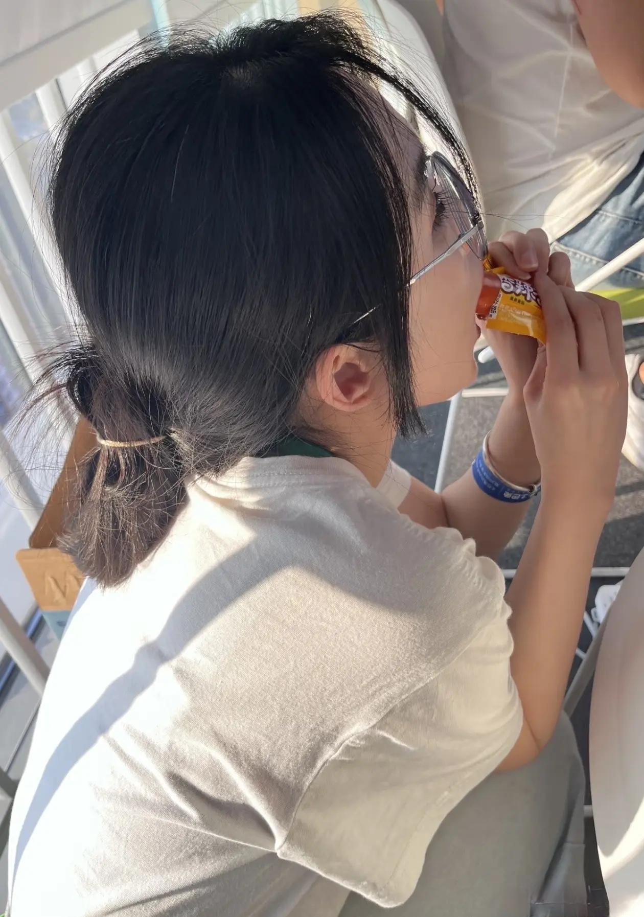 偷偷摸摸吃零食[捂脸哭][捂脸哭][捂脸哭][捂脸哭]