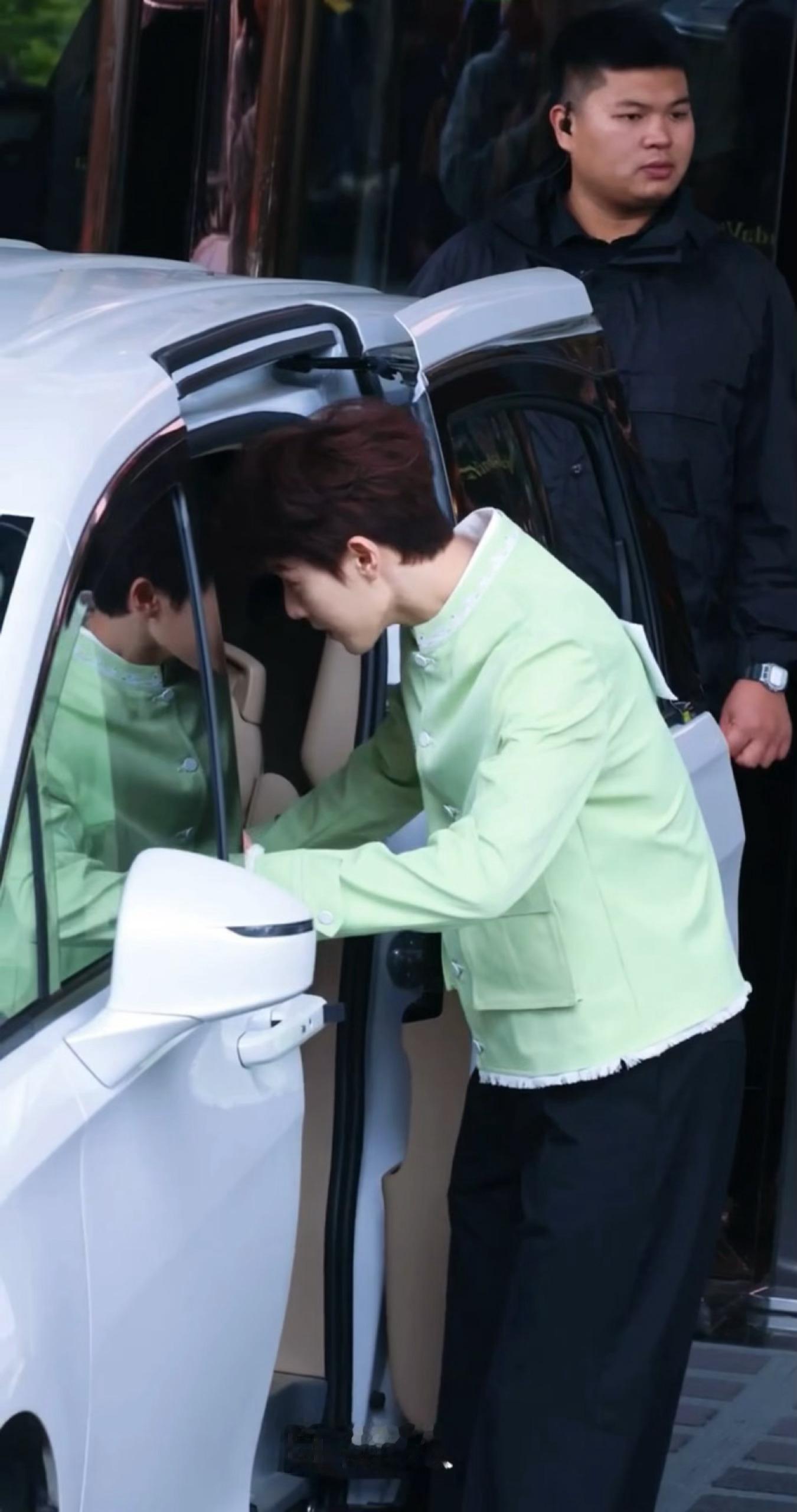 李昀锐好凌乱的三十秒哈哈哈哈哈哈！李昀锐上错车了