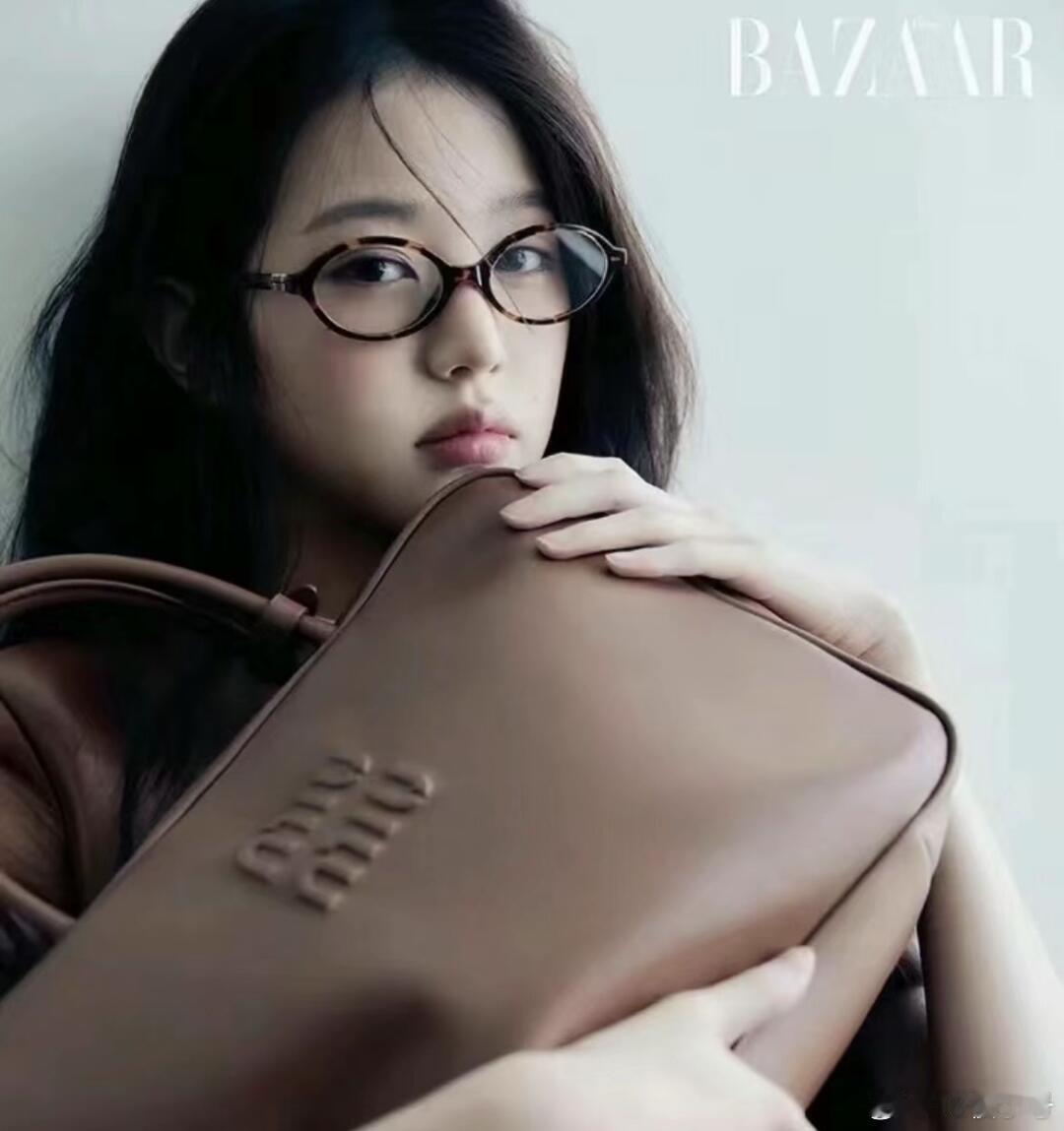 我刚刚去miumiu店里试戴了一下红了一年的张元英同款书呆子眼镜，我只能说，除
