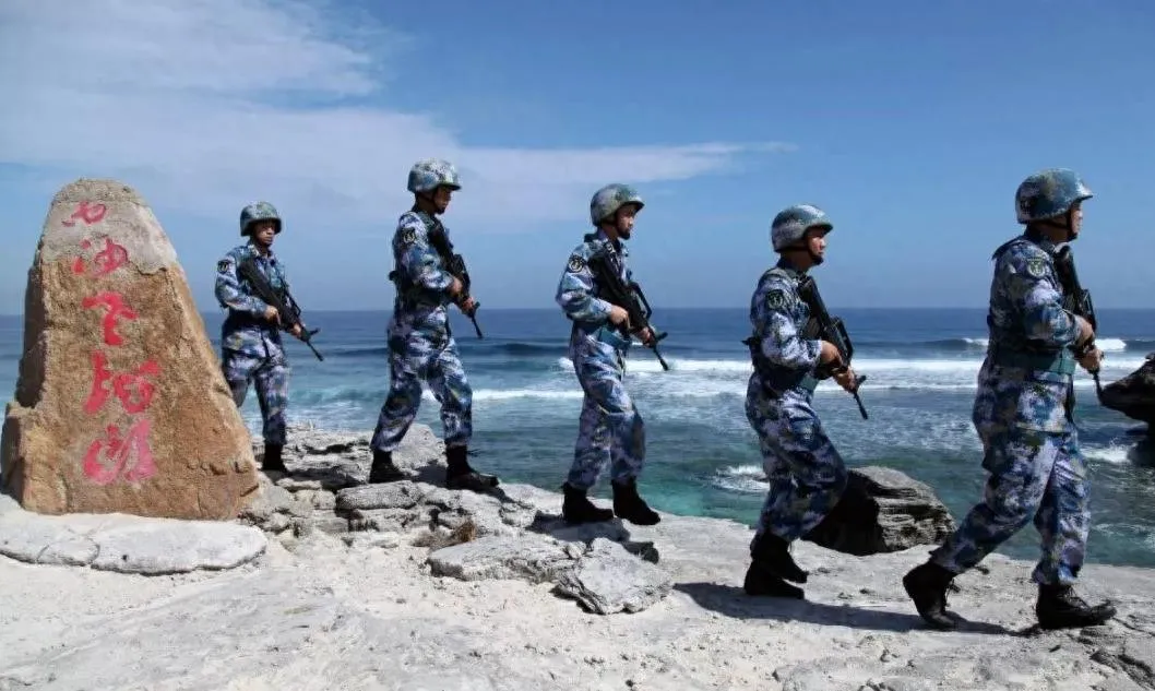 南海黄岩岛的战巡行动，绝非一次普通出海巡航。9月2日南部战区组织海空力量，在黄岩岛周边开展战备警巡。