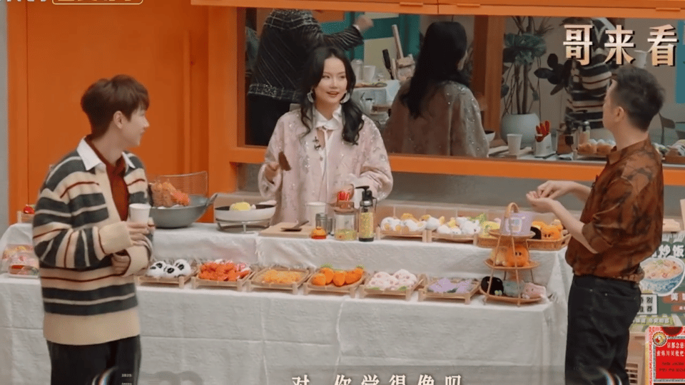 声生不息舞台上，黄龄突然问汪苏泷有没有觉得她眼熟，直接把泷哥问懵了。两人站在一起