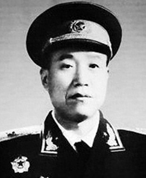 乌鲁木齐军区撤销后，肖司令光荣退居二线，王政委却凭实力被重用晋升至副主席任职！