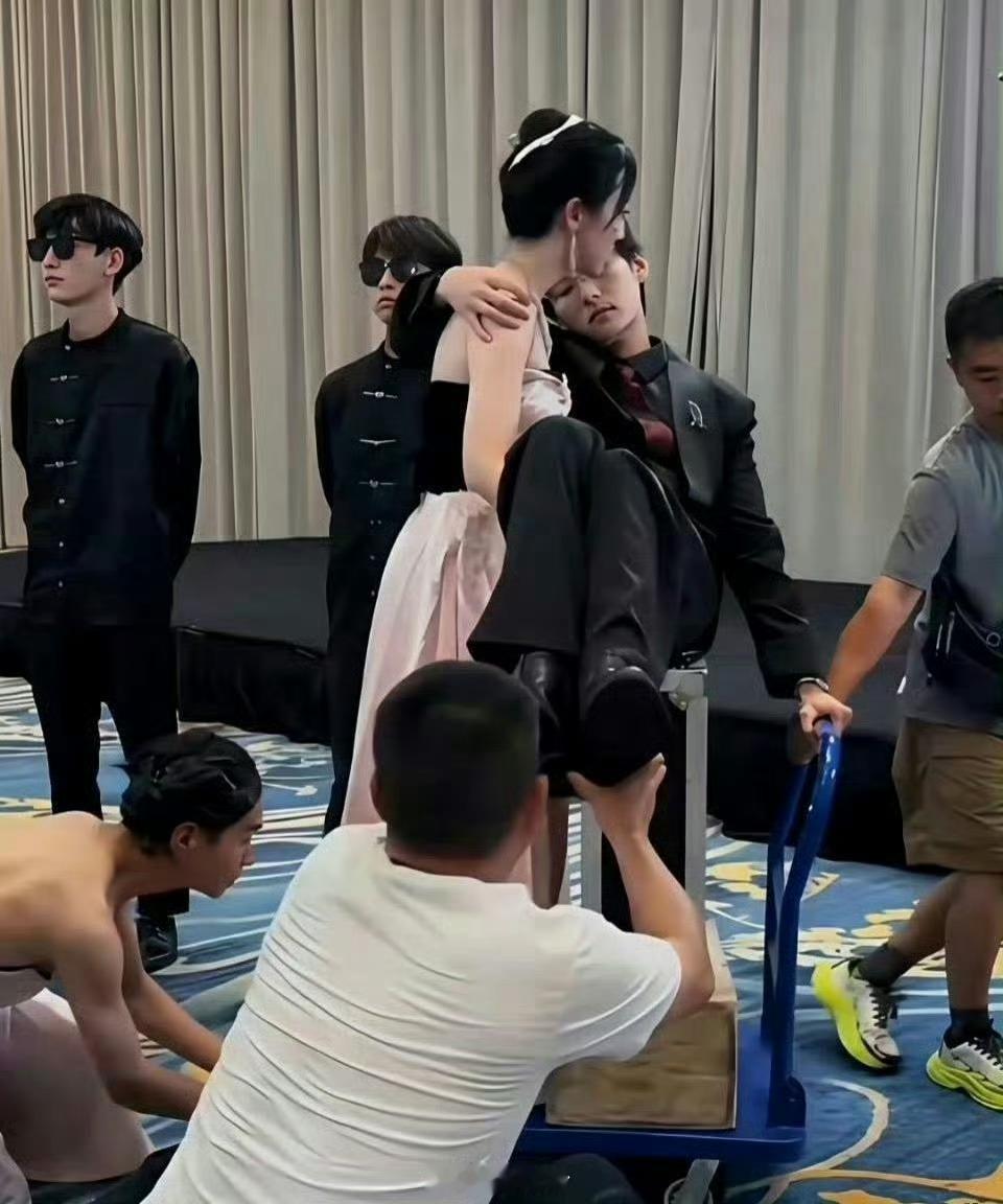 终于知道了一个事情，原来短剧里女主公主抱男主是这样子拍出来的呀