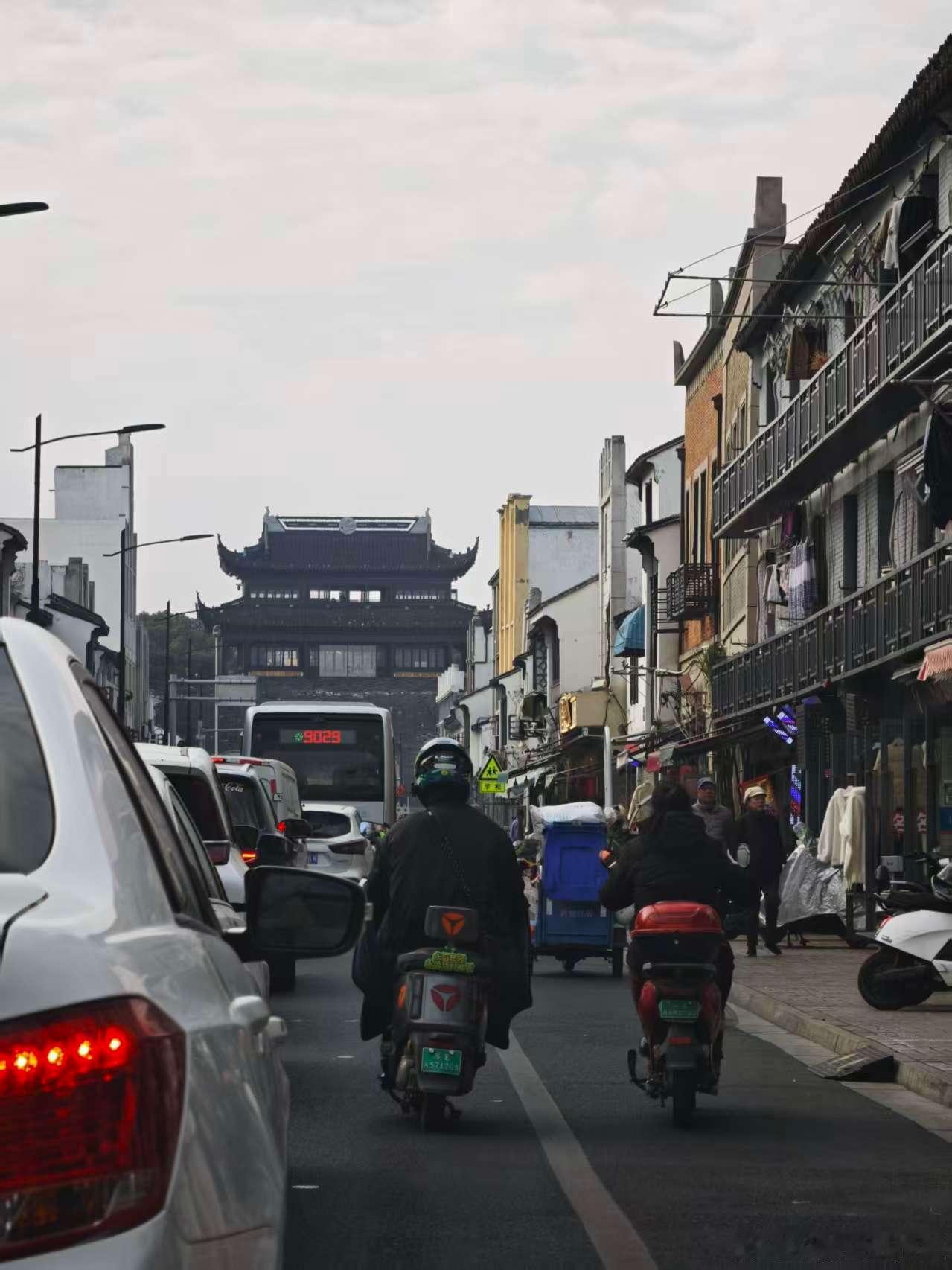 今天来苏州拍摄了！干了一上午现在终于吃午饭了，朵姐今天请我们吃苏州有名的雅都大肉