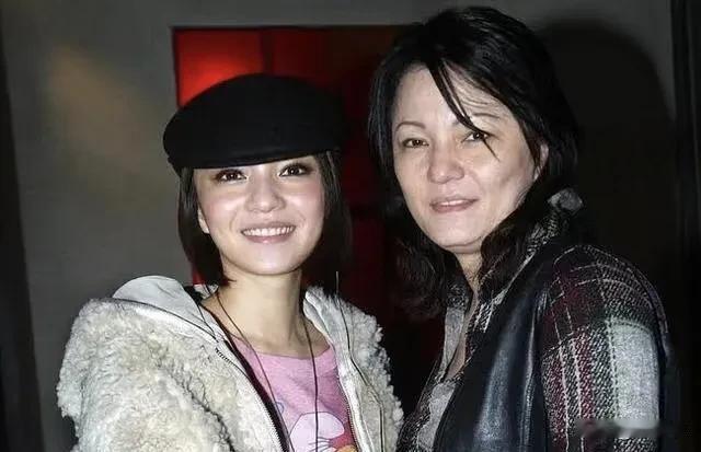 真的很难理解，当初张韶涵的钱都在她妈妈手上，所以她妈妈哪怕是不爱她，把她当成摇钱