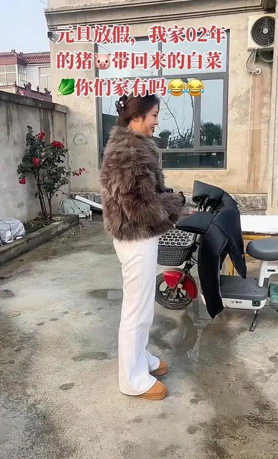 山东一24岁男生读大学就把女友带回家妈妈的表情亮了。这场“白菜”婚礼，真是让