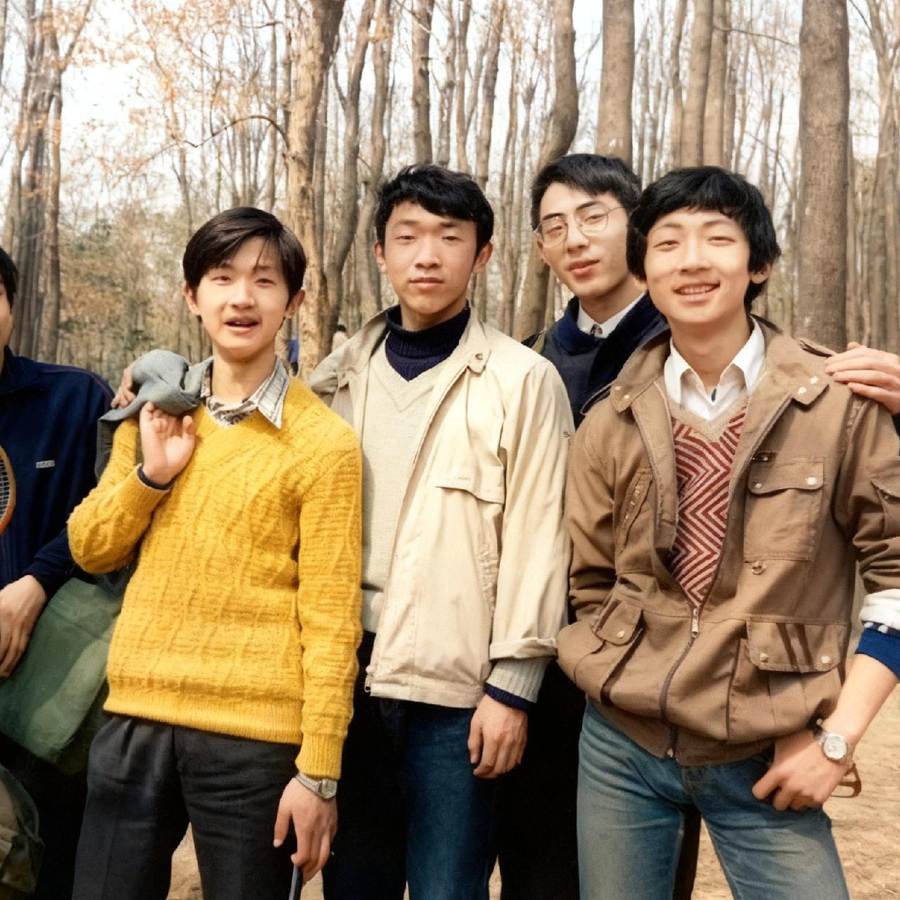 1988年，汪文斌和同学们春游时，一张罕见的合影，那时候的汪先生年轻帅气，风华正
