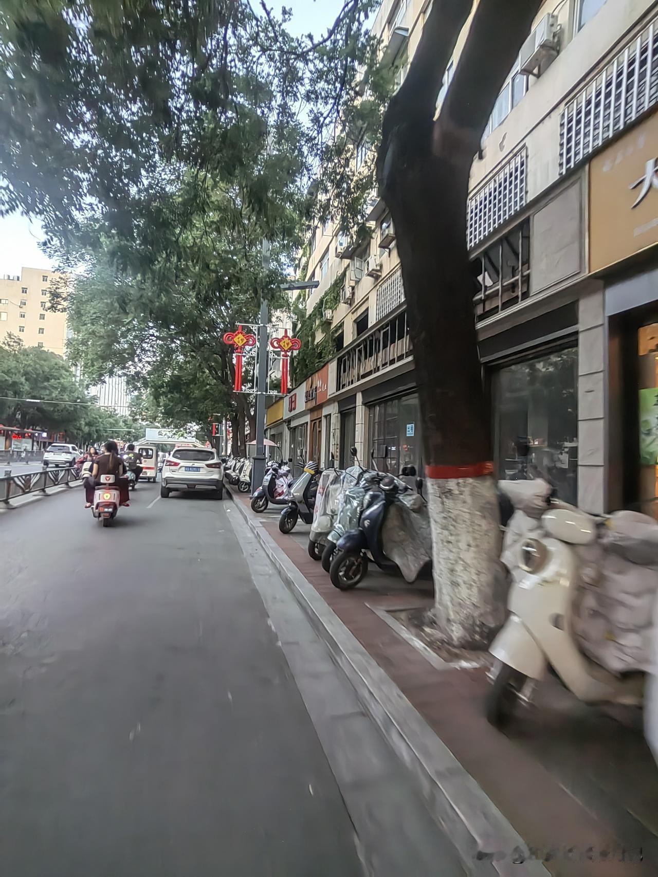 实体店现在有多难，曾经一铺难求的主干街道现在门面几乎没有开门前些年是电商平台起