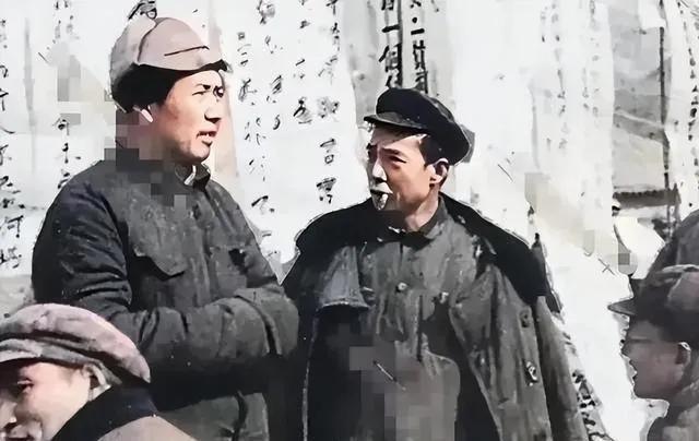 “我戴”，这是毛主席戴着1942年延安自产军帽，有些人被嫌它“样子太滑稽”无人敢