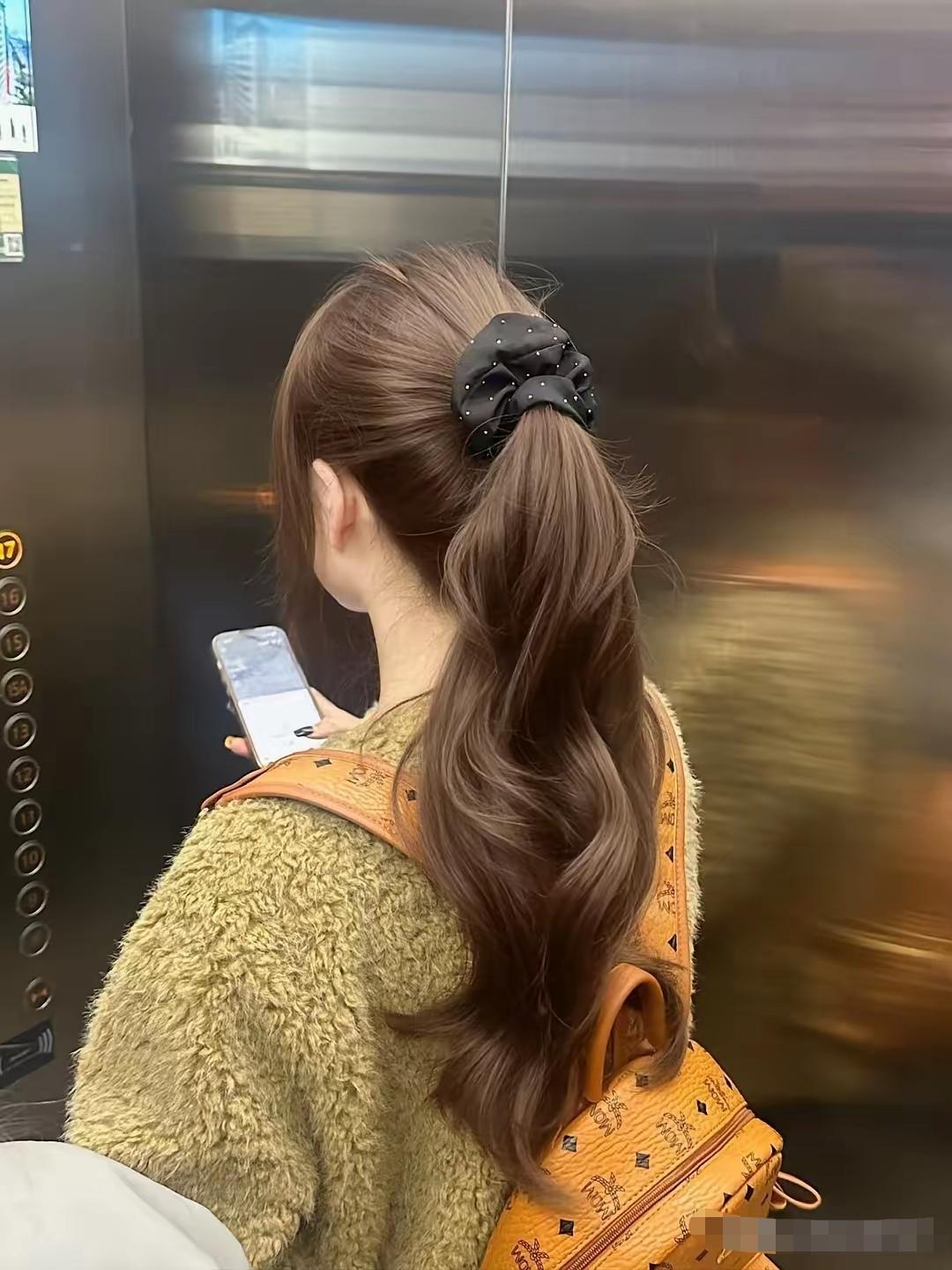 一姑娘结婚不久，便和婆婆因事闹得不愉快，丈夫还动手打了她，当时她像疯了一样冲进厨