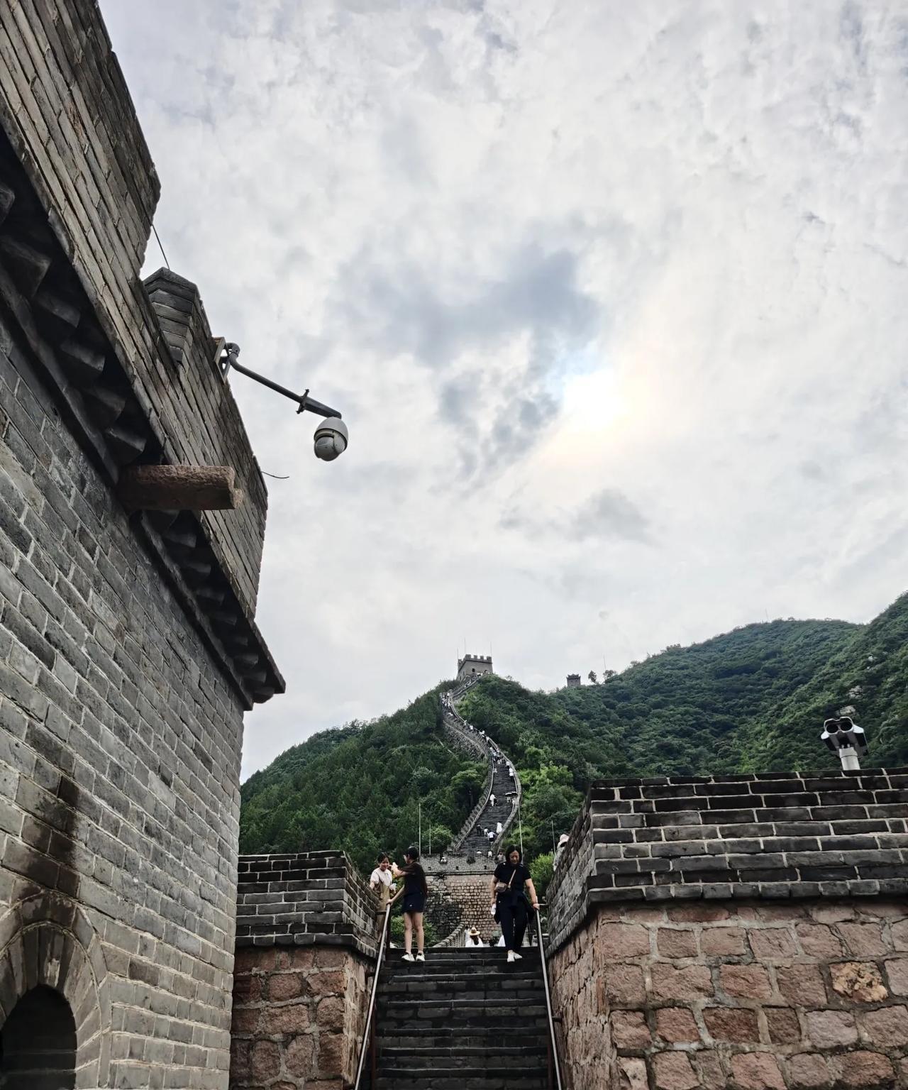 登上制高点，不禁生出“不到长城非好汉”的豪情。阶梯是真的陡，有70度。上去不易