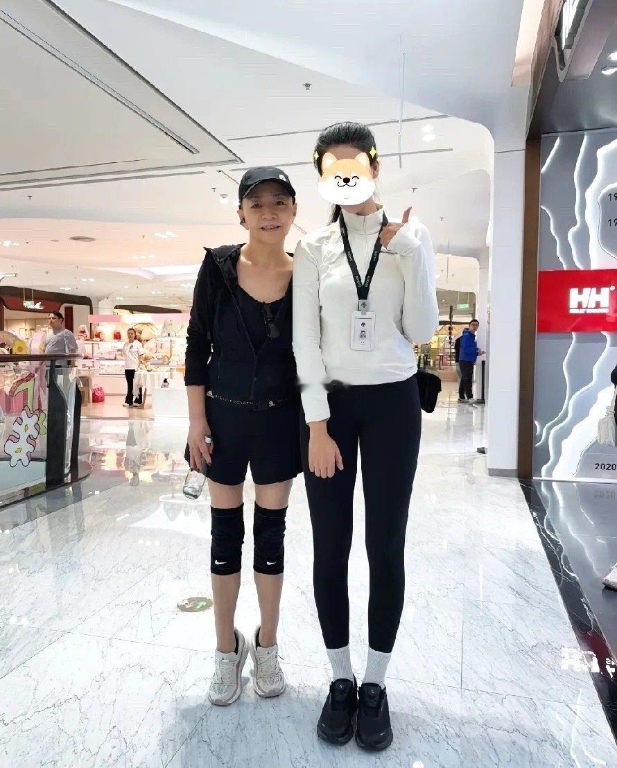 网友偶遇65岁宋丹丹，合影偷偷踮脚后跟、真不服老，童心未泯啊​