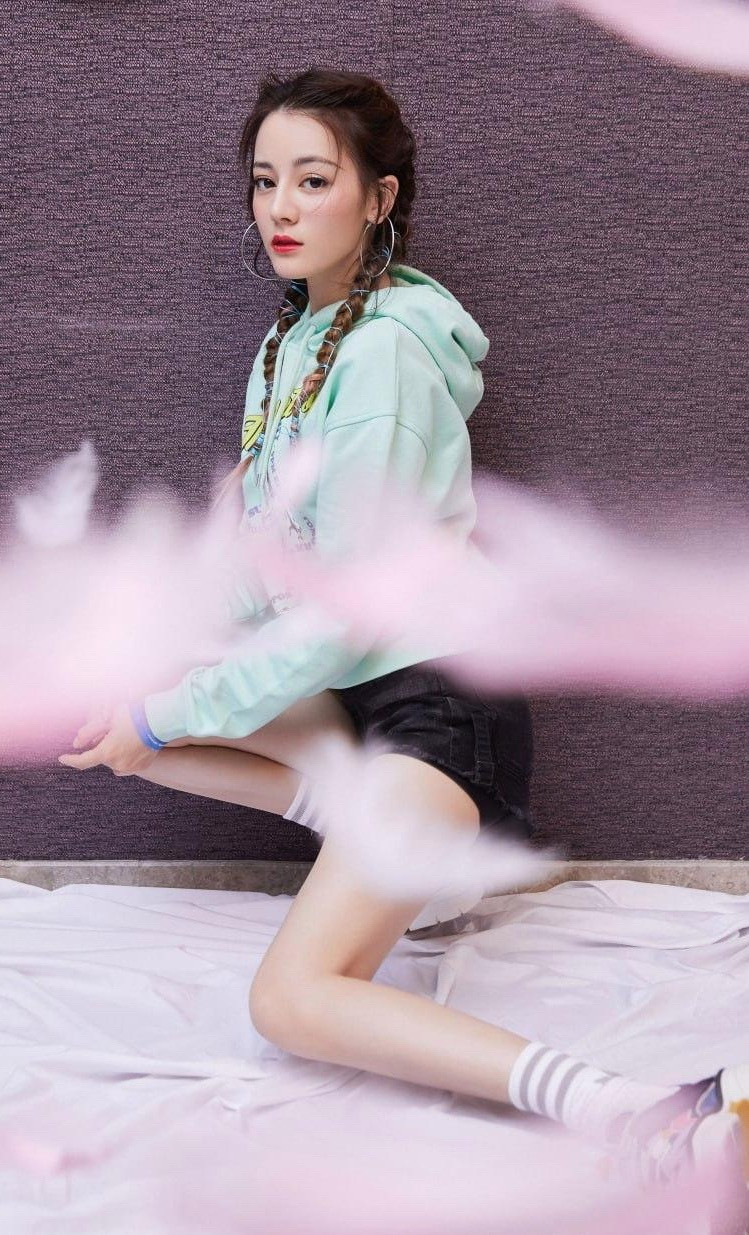 迪丽热巴活力运动风写真！薄荷绿连帽卫衣搭配拳击辫，元气少女感爆棚