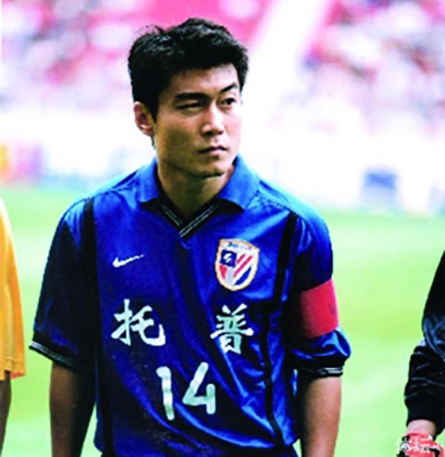 1994年，中国足球职业化元年，21岁的申思正式升入上海申花一线队。当时申花队的
