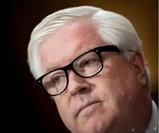 日本全网彻底炸了，美国驻日大使格拉斯开完会直接对着媒体放话，声称自己代表总统和大