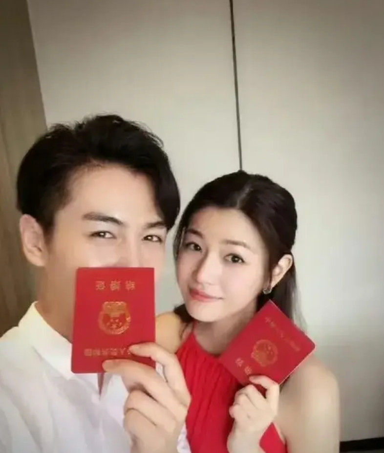 陈晓这波离婚风波可谓是越扒越精彩！结婚官宣的时候结婚证拿倒了。杨丞琳为好友陈妍