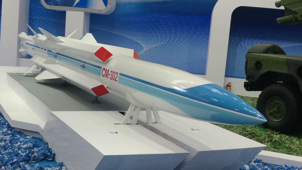 终于知道美国为何迟迟不敢对伊朗动手了！因为伊朗要用中国导弹打击美军航母，俄罗斯的