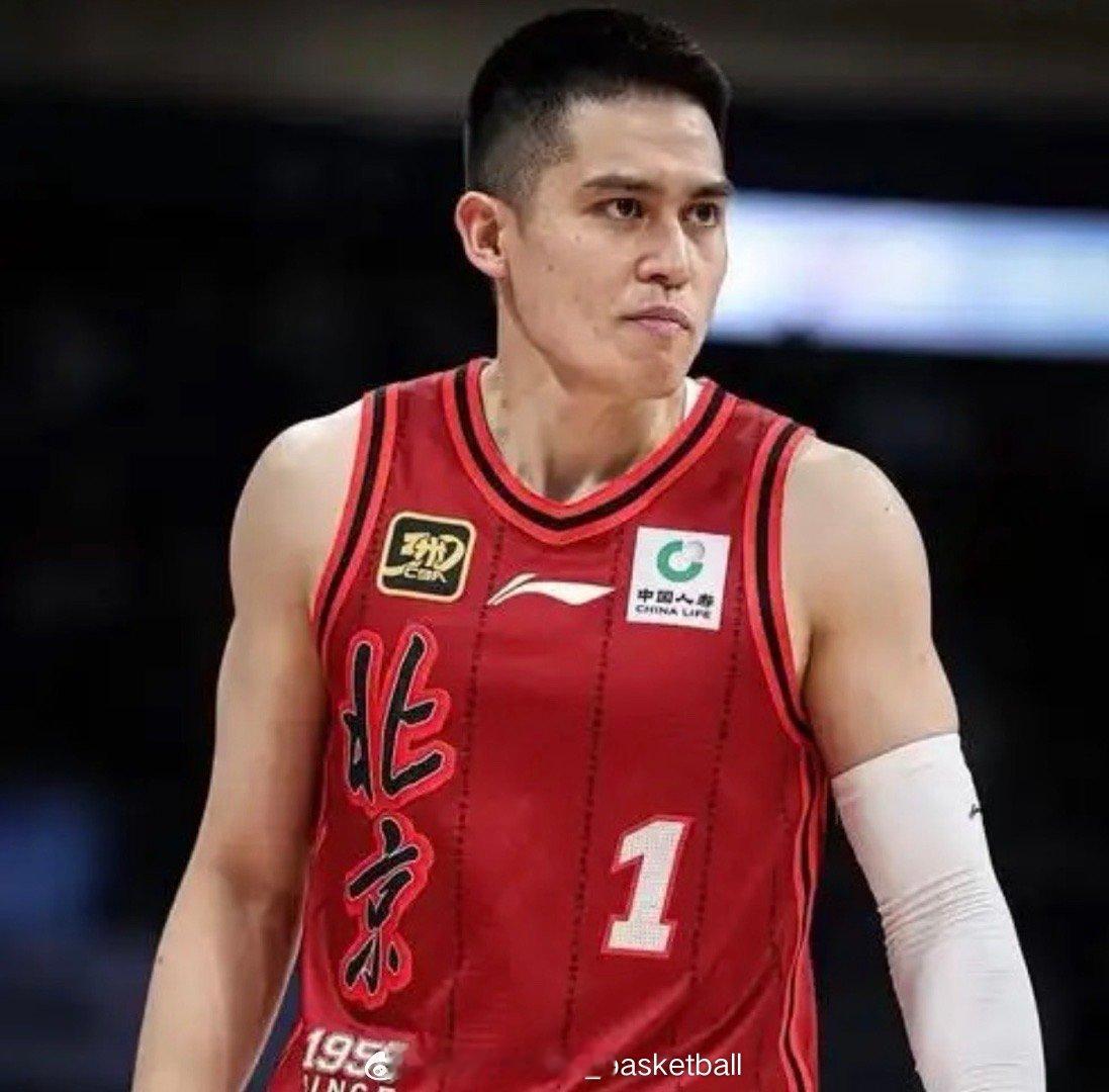 北京男篮后卫陈盈骏在对阵新疆男篮的比赛中也遭遇了鼻骨骨折，目前距离世预赛第二阶段