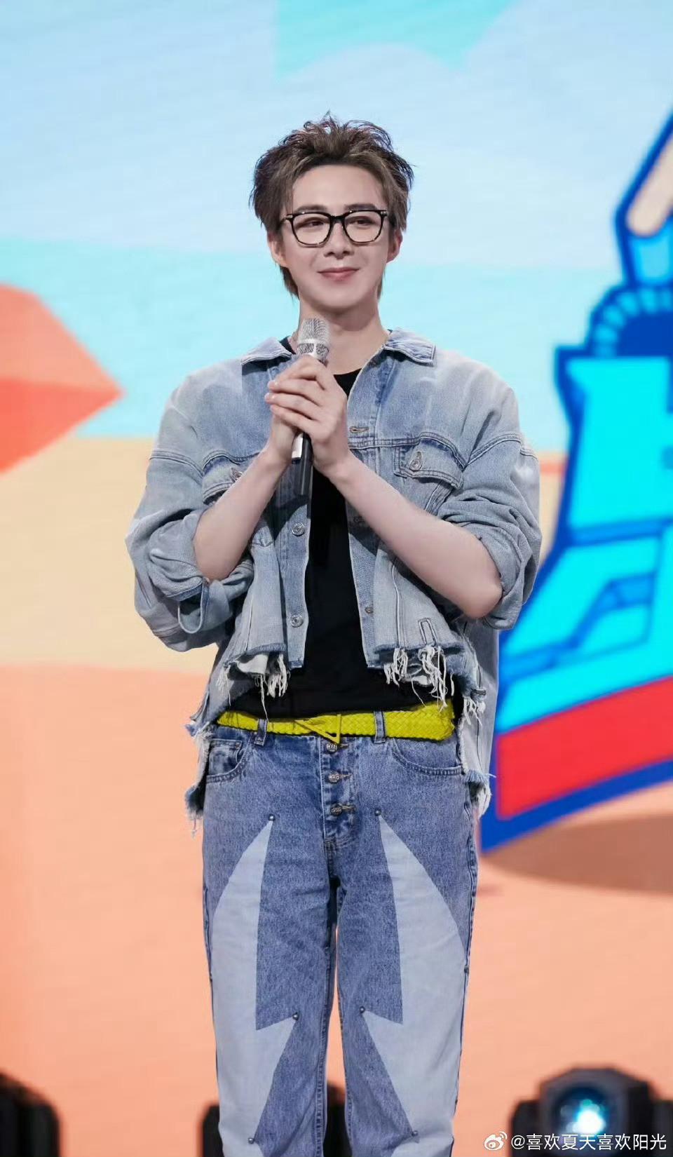 刘宇宁牛仔造型拍出少年感牛仔外套一上身，刘宇宁瞬间把少年感拉满！利落线条搭配清