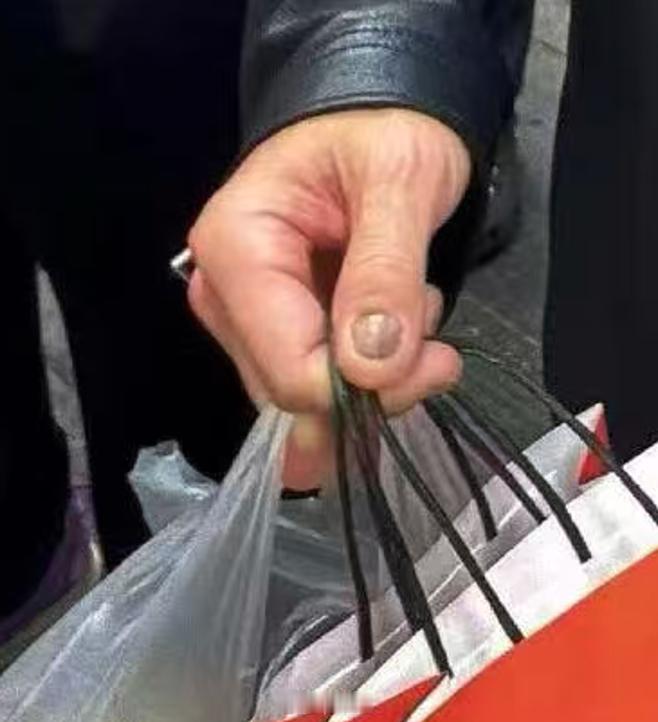 老黄这是什么指甲？！